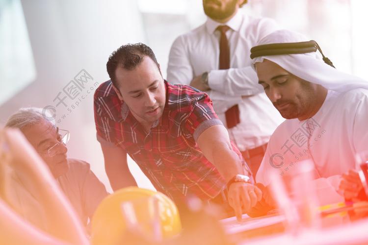 会议,承包商和建筑师的商务人士小组向中东商人投资者介绍计划和项目
